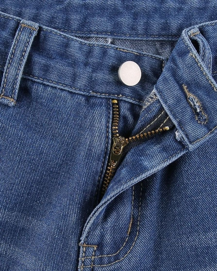 low waisted y2k jeans close up